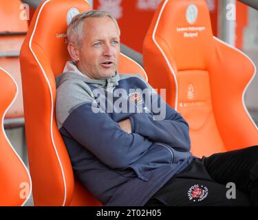 Blackpool, Großbritannien. 31. August 2023. Neil Critchley, Manager von Blackpool vor dem Spiel der Sky Bet League 1 Blackpool gegen Derby County in Bloomfield Road, Blackpool, Vereinigtes Königreich, 3. Oktober 2023 (Foto: Steve Flynn/News Images) in Blackpool, Vereinigtes Königreich am 31.2023. (Foto: Steve Flynn/News Images/SIPA USA) Credit: SIPA USA/Alamy Live News Stockfoto