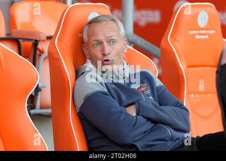 Blackpool, Großbritannien. 31. August 2023. Neil Critchley, Manager von Blackpool vor dem Spiel der Sky Bet League 1 Blackpool gegen Derby County in Bloomfield Road, Blackpool, Vereinigtes Königreich, 3. Oktober 2023 (Foto: Steve Flynn/News Images) in Blackpool, Vereinigtes Königreich am 31.2023. (Foto: Steve Flynn/News Images/SIPA USA) Credit: SIPA USA/Alamy Live News Stockfoto