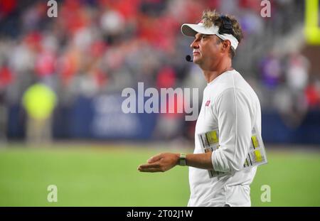 Oxford, MS, USA. 30. September 2023. Der Mississippi-Rebellen-Trainer Lane Kiffin sieht im vierten Quartal eines College-Football-Spiels gegen die LSU Tigers im Vaught-Hemingway Stadium in Oxford, MS, ein Wiederholungsspiel. Austin McAfee/CSM/Alamy Live News Stockfoto