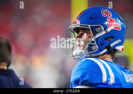 Oxford, MS, USA. 30. September 2023. Der Mississippi Rebels Quarterback Jaxson Dart sieht sich im vierten Quartal eines College-Football-Spiels gegen die LSU Tigers im Vaught-Hemingway Stadium in Oxford, MS, ein Replay an. Austin McAfee/CSM/Alamy Live News Stockfoto