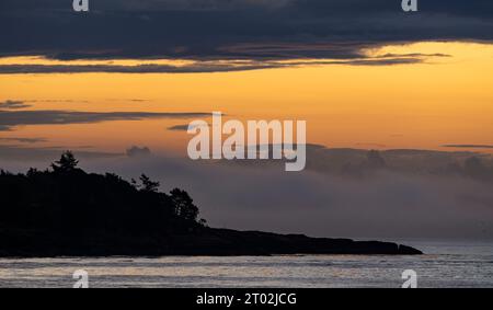 Sonnenaufgang über Albert Head vom Tower Point im Witty's Lagoon Regional Park in Metchosin, British Columbia, Kanada. Stockfoto