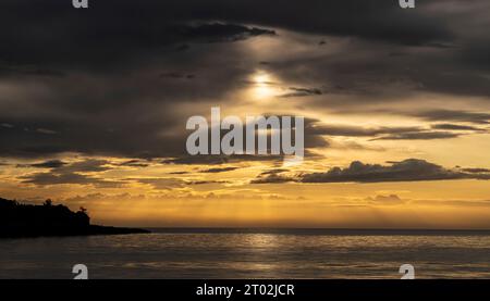 Sonnenaufgang über Albert Head vom Tower Point im Witty's Lagoon Regional Park in Metchosin, British Columbia, Kanada. Stockfoto