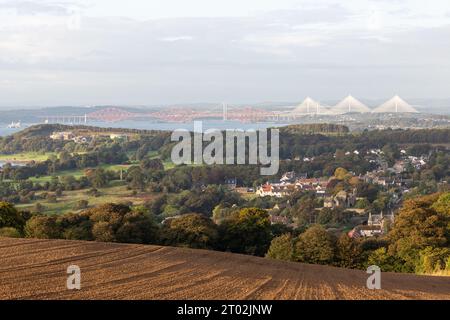 Das malerische Dorf Aberdour in Fife mit den Forth Bridges in der Ferne Stockfoto