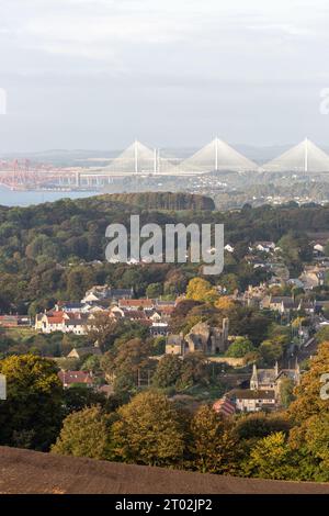 Das malerische Dorf Aberdour in Fife mit den Forth Bridges in der Ferne Stockfoto