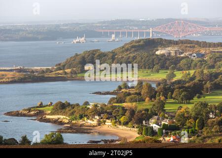 Das malerische Dorf Aberdour in Fife mit den Forth Bridges in der Ferne Stockfoto