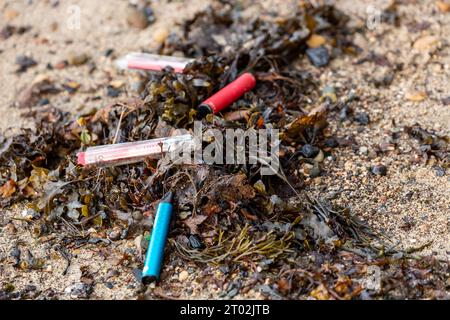 Einweg-Dämpfe, die am Strand entsorgt werden Stockfoto