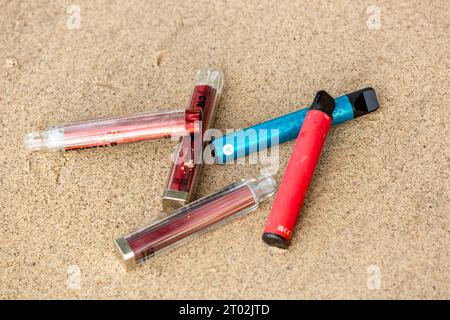 Einweg-Dämpfe, die am Strand entsorgt werden Stockfoto