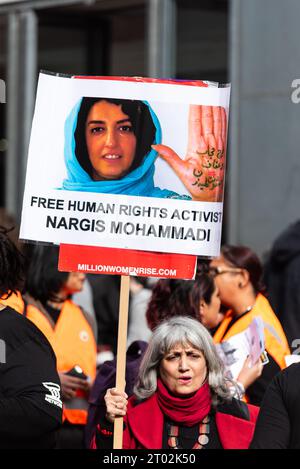 Plakat bei einer Million Frauen erheben Protest gegen männliche Gewalt gegen Frauen in all ihren Formen. London, Großbritannien. Iranische Botschaft Nargis Mohammadi Stockfoto