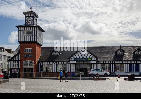 Portrush County Antrim Northern Ireland, 6. September 2022 - Old Mock Tudor Railway Station, die heute ein Einzelhandelsgeschäft ist Stockfoto