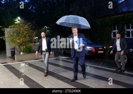 Nürnberg, Deutschland. Oktober 2023. Markus Söder (CSU, M), Ministerpräsident Bayerns, kommt im Vorfeld des TV-Duells „BR24-Wahl – die Konfrontation“ zur Landtagswahl 2023 in einem Fernsehstudio des Bayerischen Rundfunks in Nürnberg an. Darlegung: Daniel Löb/dpa/Alamy Live News Stockfoto