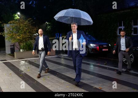 Nürnberg, Deutschland. Oktober 2023. Markus Söder (CSU, M), Ministerpräsident Bayerns, kommt im Vorfeld des TV-Duells „BR24-Wahl – die Konfrontation“ zur Landtagswahl 2023 in einem Fernsehstudio des Bayerischen Rundfunks in Nürnberg an. Darlegung: Daniel Löb/dpa/Alamy Live News Stockfoto