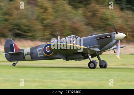 Ein Supermarine Spitfire auf der Shuttleworth Collection Race Day Air Show 2023. Stockfoto