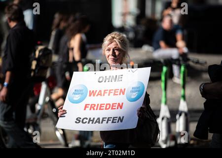 Mir reicht's/München steht auf Demo am 3.10.2023 in München. Die teilweise verschwörungsideologische Demo richtet sich gegen Waffenlieferungen und jede Unterstützung an die Ukraine, die Grünen im allgemeinen. Viele klimaleugnende Schilder waren zu sehen. Ein Journalist wurde von einem Versammlungsteilnehmer ins Gesicht geschlagen -- mir reicht's - IT's Enough Demo der Gruppe Munich steht am 3. Oktober 2023 in München auf. Die ideologische Demonstration der Verschwörung richtete sich gegen Waffenlieferungen für die Ukraine und jegliche Hilfe für die Ukraine und die grüne Partei. Es wurden viele Klimaschutzschilder gesehen Stockfoto