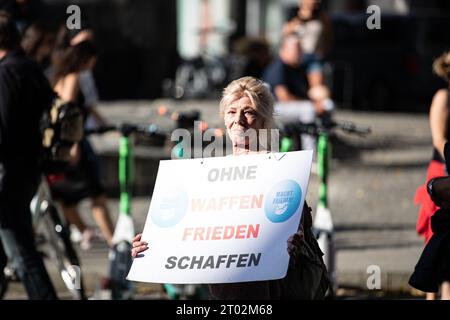 Mir reicht's/München steht auf Demo am 3.10.2023 in München. Die teilweise verschwörungsideologische Demo richtet sich gegen Waffenlieferungen und jede Unterstützung an die Ukraine, die Grünen im allgemeinen. Viele klimaleugnende Schilder waren zu sehen. Ein Journalist wurde von einem Versammlungsteilnehmer ins Gesicht geschlagen -- mir reicht's - IT's Enough Demo der Gruppe Munich steht am 3. Oktober 2023 in München auf. Die ideologische Demonstration der Verschwörung richtete sich gegen Waffenlieferungen für die Ukraine und jegliche Hilfe für die Ukraine und die grüne Partei. Es wurden viele Klimaschutzschilder gesehen Stockfoto