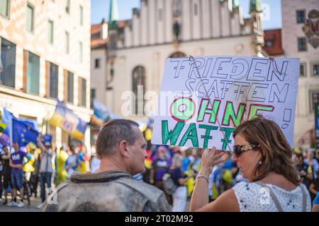 Mir reicht's/München steht auf Demo am 3.10.2023 in München. Die teilweise verschwörungsideologische Demo richtet sich gegen Waffenlieferungen und jede Unterstützung an die Ukraine, die Grünen im allgemeinen. Viele klimaleugnende Schilder waren zu sehen. Ein Journalist wurde von einem Versammlungsteilnehmer ins Gesicht geschlagen -- mir reicht's - IT's Enough Demo der Gruppe Munich steht am 3. Oktober 2023 in München auf. Die ideologische Demonstration der Verschwörung richtete sich gegen Waffenlieferungen für die Ukraine und jegliche Hilfe für die Ukraine und die grüne Partei. Es wurden viele Klimaschutzschilder gesehen Stockfoto