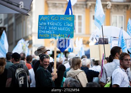 Mir reicht's/München steht auf Demo am 3.10.2023 in München. Die teilweise verschwörungsideologische Demo richtet sich gegen Waffenlieferungen und jede Unterstützung an die Ukraine, die Grünen im allgemeinen. Viele klimaleugnende Schilder waren zu sehen. Ein Journalist wurde von einem Versammlungsteilnehmer ins Gesicht geschlagen -- mir reicht's - IT's Enough Demo der Gruppe Munich steht am 3. Oktober 2023 in München auf. Die ideologische Demonstration der Verschwörung richtete sich gegen Waffenlieferungen für die Ukraine und jegliche Hilfe für die Ukraine und die grüne Partei. Es wurden viele Klimaschutzschilder gesehen Stockfoto