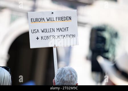 Mir reicht's/München steht auf Demo am 3.10.2023 in München. Die teilweise verschwörungsideologische Demo richtet sich gegen Waffenlieferungen und jede Unterstützung an die Ukraine, die Grünen im allgemeinen. Viele klimaleugnende Schilder waren zu sehen. Ein Journalist wurde von einem Versammlungsteilnehmer ins Gesicht geschlagen -- mir reicht's - IT's Enough Demo der Gruppe Munich steht am 3. Oktober 2023 in München auf. Die ideologische Demonstration der Verschwörung richtete sich gegen Waffenlieferungen für die Ukraine und jegliche Hilfe für die Ukraine und die grüne Partei. Es wurden viele Klimaschutzschilder gesehen Stockfoto