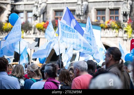 Mir reicht's/München steht auf Demo am 3.10.2023 in München. Die teilweise verschwörungsideologische Demo richtet sich gegen Waffenlieferungen und jede Unterstützung an die Ukraine, die Grünen im allgemeinen. Viele klimaleugnende Schilder waren zu sehen. Ein Journalist wurde von einem Versammlungsteilnehmer ins Gesicht geschlagen -- mir reicht's - IT's Enough Demo der Gruppe Munich steht am 3. Oktober 2023 in München auf. Die ideologische Demonstration der Verschwörung richtete sich gegen Waffenlieferungen für die Ukraine und jegliche Hilfe für die Ukraine und die grüne Partei. Es wurden viele Klimaschutzschilder gesehen Stockfoto