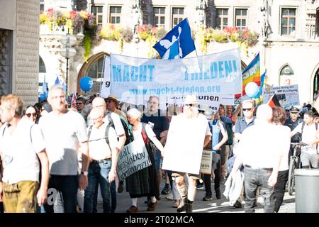 Mir reicht's/München steht auf Demo am 3.10.2023 in München. Die teilweise verschwörungsideologische Demo richtet sich gegen Waffenlieferungen und jede Unterstützung an die Ukraine, die Grünen im allgemeinen. Viele klimaleugnende Schilder waren zu sehen. Ein Journalist wurde von einem Versammlungsteilnehmer ins Gesicht geschlagen -- mir reicht's - IT's Enough Demo der Gruppe Munich steht am 3. Oktober 2023 in München auf. Die ideologische Demonstration der Verschwörung richtete sich gegen Waffenlieferungen für die Ukraine und jegliche Hilfe für die Ukraine und die grüne Partei. Es wurden viele Klimaschutzschilder gesehen Stockfoto