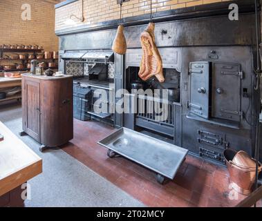 In der Küche von Cragside House, einem viktorianischen Landhaus in der Nähe von Rothbury, England, Großbritannien Stockfoto