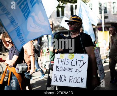 Mir reicht's/München steht auf Demo am 3.10.2023 in München. Die teilweise verschwörungsideologische Demo richtet sich gegen Waffenlieferungen und jede Unterstützung an die Ukraine, die Grünen im allgemeinen. Viele klimaleugnende Schilder waren zu sehen. Ein Journalist wurde von einem Versammlungsteilnehmer ins Gesicht geschlagen -- mir reicht's - IT's Enough Demo der Gruppe Munich steht am 3. Oktober 2023 in München auf. Die ideologische Demonstration der Verschwörung richtete sich gegen Waffenlieferungen für die Ukraine und jegliche Hilfe für die Ukraine und die grüne Partei. Es wurden viele Klimaschutzschilder gesehen Stockfoto