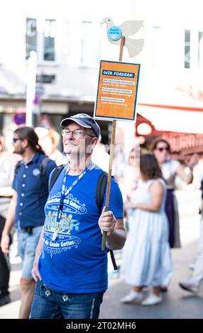 Mir reicht's/München steht auf Demo am 3.10.2023 in München. Die teilweise verschwörungsideologische Demo richtet sich gegen Waffenlieferungen und jede Unterstützung an die Ukraine, die Grünen im allgemeinen. Viele klimaleugnende Schilder waren zu sehen. Ein Journalist wurde von einem Versammlungsteilnehmer ins Gesicht geschlagen -- mir reicht's - IT's Enough Demo der Gruppe Munich steht am 3. Oktober 2023 in München auf. Die ideologische Demonstration der Verschwörung richtete sich gegen Waffenlieferungen für die Ukraine und jegliche Hilfe für die Ukraine und die grüne Partei. Es wurden viele Klimaschutzschilder gesehen Stockfoto