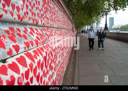 London, Großbritannien. September 2023. Die National COVID Memorial Wall neben der Themse in London am St. Thomas' Hospital. Die roten Herzen werden regelmäßig neu gestrichen, um nicht alle zu vergessen, die seit Beginn der Pandemie an COVID-19 gestorben sind. Die Zahl der Todesfälle von Menschen, deren Todesursache COVID-19 auf ihrem Totenschein aufgeführt wurde, liegt derzeit bei 229.902. Kredit: Maureen McLean/Alamy Stockfoto