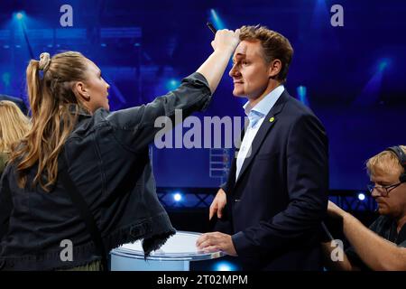 Nürnberg, Deutschland. Oktober 2023. Ludwig Hartmann (Bündnis 90/die Grünen), Fraktionsvorsitzender im Bayerischen landtag, wird vor dem Fernsehduell BR24 Wahl - die Konfrontation bei der landtagswahl 2023 an seinem Schreibtisch besetzt. Darlegung: Daniel Löb/dpa/Alamy Live News Stockfoto