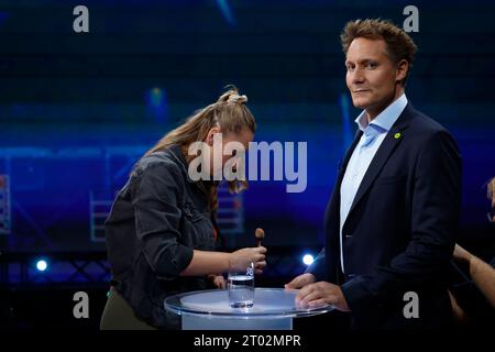 Nürnberg, Deutschland. Oktober 2023. Ludwig Hartmann (Bündnis 90/die Grünen), Fraktionsvorsitzender im Bayerischen landtag, wird vor dem Fernsehduell BR24 Wahl - die Konfrontation bei der landtagswahl 2023 an seinem Schreibtisch besetzt. Darlegung: Daniel Löb/dpa/Alamy Live News Stockfoto