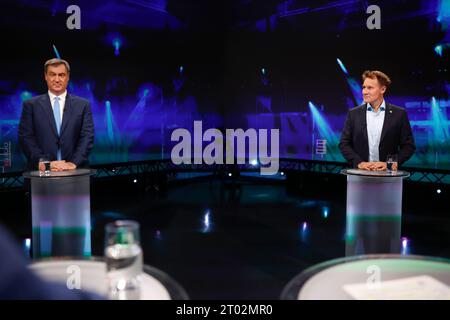Nürnberg, Deutschland. Oktober 2023. Ludwig Hartmann (Bündnis 90/die Grünen, r), Fraktionsvorsitzender im Bayerischen landtag, blickt vor dem TV-Duell „BR24 Wahl – die Konfrontation“ zur landtagswahl 2023 auf den bayerischen Ministerpräsidenten Markus Söder (CSU). Darlegung: Daniel Löb/dpa/Alamy Live News Stockfoto
