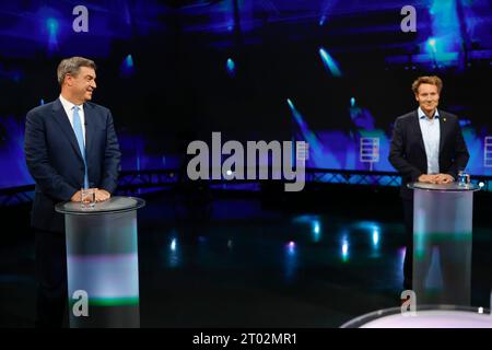 Nürnberg, Deutschland. Oktober 2023. Markus Söder (CSU, l), Ministerpräsident Bayerns, blickt auf Ludwig Hartmann (Bündnis 90/die Grünen), Fraktionsvorsitzenden im Bayerischen landtag, vor dem Fernsehduell „BR24 Wahl - die Konfrontation“ bei der landtagswahl 2023. Darlegung: Daniel Löb/dpa/Alamy Live News Stockfoto