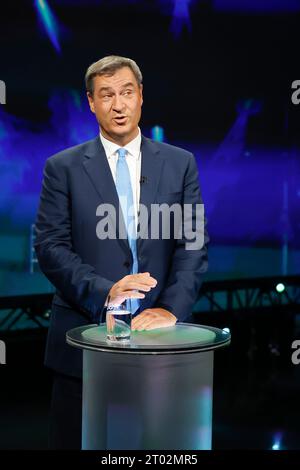 Nürnberg, Deutschland. Oktober 2023. Markus Söder (CSU), Ministerpräsident Bayerns, steht vor dem TV-Duell "BR24-Wahl - die Konfrontation" zur Landtagswahl 2023 an seinem Schreibtisch. Darlegung: Daniel Löb/dpa/Alamy Live News Stockfoto