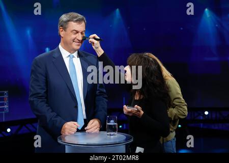 Nürnberg, Deutschland. Oktober 2023. Markus Söder (CSU), Ministerpräsident Bayerns, wird vor dem TV-Duell "BR24-Wahl - die Konfrontation" für die Landtagswahl 2023 geschminkt. Darlegung: Daniel Löb/dpa/Alamy Live News Stockfoto