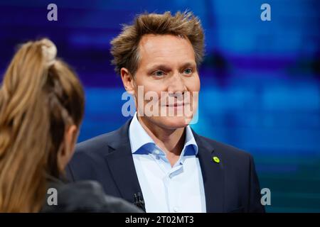 Nürnberg, Deutschland. Oktober 2023. Ludwig Hartmann (Bündnis 90/die Grünen), Fraktionsvorsitzender im Bayerischen landtag, steht vor dem Fernsehduell „BR24 Wahl – die Konfrontation“ bei der landtagswahl 2023 an seinem Schreibtisch. Darlegung: Daniel Löb/dpa/Alamy Live News Stockfoto