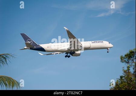 26.07.2023, Singapur, Republik Singapur, Asien - ein Passagierflugzeug der Lufthansa vom Typ Airbus A350-900 mit der Registrierung D-AIXD im Landeanflug auf den internationalen Flughafen Changi. Lufthansa ist Mitglied der Star Alliance Luftfahrtallianz, einem internationalen Netzwerk von Fluggesellschaften. *** 26 07 2023, Singapur, Republik Singapur, Asien Ein Passagierflugzeug der Lufthansa Airbus A350 900 mit der Registrierung D AIXD beim Anflug auf den internationalen Flughafen Changi Lufthansa ist Mitglied der Star Alliance Aviation Alliance, einem internationalen Fluglinien-Netzwerk Stockfoto