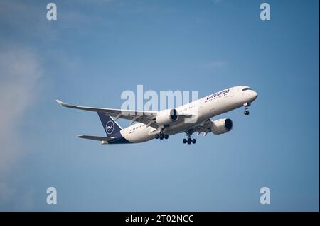 26.07.2023, Singapur, Republik Singapur, Asien - ein Passagierflugzeug der Lufthansa vom Typ Airbus A350-900 mit der Registrierung D-AIXD im Landeanflug auf den internationalen Flughafen Changi. Lufthansa ist Mitglied der Star Alliance Luftfahrtallianz, einem internationalen Netzwerk von Fluggesellschaften. *** 26 07 2023, Singapur, Republik Singapur, Asien Ein Passagierflugzeug der Lufthansa Airbus A350 900 mit der Registrierung D AIXD beim Anflug auf den internationalen Flughafen Changi Lufthansa ist Mitglied der Star Alliance Aviation Alliance, einem internationalen Fluglinien-Netzwerk Stockfoto