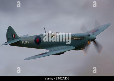 Ein Supermarine Spitfire auf der Shuttleworth Collection Race Day Air Show 2023. Stockfoto