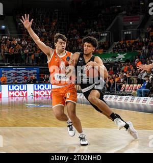 03.10.2023, ratiopharm Arena, Neu-Ulm, DE, EuroCup, ratiopharm Ulm vs Dolomiti Energia Trento, im Bild Juan Nunez (Ulm, #17), Quinn Ellis (Trient, #1) Foto ? Nordphoto GmbH/Hafner Stockfoto