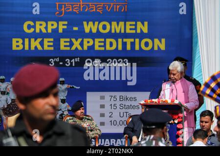 3. Oktober 2023, Srinagar Kashmir, Indien: Jammu und Kaschmir Leutnant Governor Manoj Sinha (L) hielten eine Rede während einer Fahrradkundgebung nach Gujarat in Srinagar. Die Cross-Country-Expedition, an der 150 CRPF-Offiziere teilnehmen, beginnt in Kaschmir und führt durch verschiedene Regionen Indiens, darunter Shillong und Kanyakumari. Nach rund 10.000 Kilometern versammelten sich alle Biker am 31. Oktober in Ekta Nagar (Kevadia) in Gujarat, zum Geburtstag von Sardar Patel, der ein führender indischer Politiker war, als Indien 1947 seine Freiheit von den Briten gewann. Am 03. Oktober Stockfoto