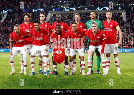 Eindhoven, Niederlande. Oktober 2023. EINDHOVEN, NIEDERLANDE - 3. OKTOBER: Teamphoto PSV, hintere Reihe: Andre Ramalho von PSV, Joey Veerman von PSV, Jordan Teze von PSV, Olivier Boscagli von PSV, Torhüter Walter Benitez von PSV, Luuk de Jong von PSV, erste Reihe: Noa lang vom PSV, Malik Tillman vom PSV, Johan Bakayoko vom PSV, Sergino Dest vom PSV, Jerdy Schouten vom PSV während des Spiels der UEFA Champions League Gruppe B zwischen PSV Eindhoven und Sevilla FC im Phillips Stadion am 3. Oktober 2023 in Eindhoven, Niederlande. (Foto: Broer van den Boom/Orange Pictures) Credit: Orange Pics BV/Alamy Live News C Stockfoto