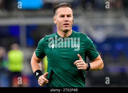 Mailand, Italien. Oktober 2023. Schiedsrichter Danny Makkelie bereitet sich vor dem Spiel der UEFA Champions League zwischen Inter und Benfica bei Giuseppe Meazza in Mailand auf. (Foto: Gonzales Photo/Alamy Live News Stockfoto