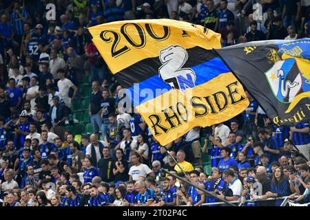 Mailand, Italien. Oktober 2023. Fußballfans von Inter wurden auf den Tribünen während des UEFA Champions League-Spiels zwischen Inter und Benfica bei Giuseppe Meazza in Mailand gesehen. (Foto: Gonzales Photo/Alamy Live News Stockfoto