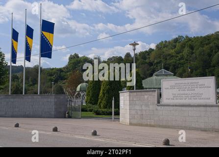 Potocari, Bosnien und Herzegowina - 2. Oktober 2023: Srebrenica - Potocari Memorial Center. Das ist der größte Völkermord in Europa seit dem Zweiten Weltkrieg Stockfoto