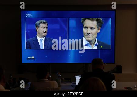 Nürnberg, Deutschland. Oktober 2023. Journalisten beobachten das Fernsehduell zwischen dem bayerischen Ministerpräsidenten Markus Söder (l, CSU) und dem Fraktionsvorsitzenden Ludwig Hartmann (Bündnis 90/die Grünen) im Vorraum des Fernsehstudios. Während des Programms BR24 Wahl - die Konfrontation bei der Landtagswahl 2023. Darlegung: Daniel Löb/dpa/Alamy Live News Stockfoto