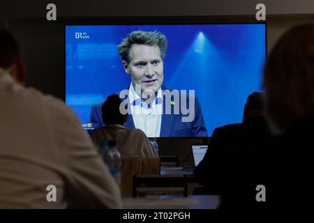 Nürnberg, Deutschland. Oktober 2023. Journalisten sehen am 03.10.2023 im Vorraum des Fernsehstudios das TV-Duell zwischen dem bayerischen Ministerpräsidenten Markus Söder (CSU, nicht im Bild) und dem Fraktionsvorsitzenden Ludwig Hartmann (Bündnis 90/die Grünen) im Bayerischen landtag. Während der Sendung "BR24 Wahl - die Konfrontation" für die Landtagswahl 2023. Darlegung: Daniel Löb/dpa/Alamy Live News Stockfoto