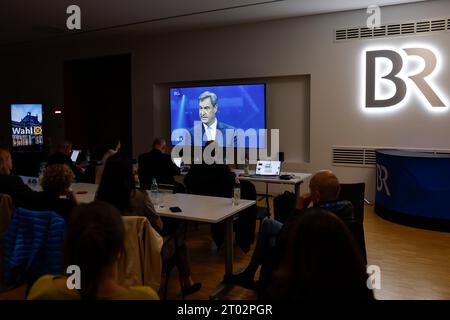 Nürnberg, Deutschland. Oktober 2023. Journalisten beobachten das Fernsehduell zwischen dem bayerischen Ministerpräsidenten Markus Söder (CSU) und dem Fraktionsvorsitzenden Ludwig Hartmann (nicht im Bild, Bündnis 90/die Grünen) im Bayerischen landtag. Während des Programms BR24 Wahl - die Konfrontation bei der Landtagswahl 2023. Darlegung: Daniel Löb/dpa/Alamy Live News Stockfoto