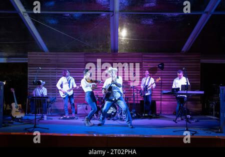 Die Country-Band Drywater of Houston tritt am 29. September 2023 auf einer „Heckklappe-Party“ des Gouverneurs von Texas Greg Abbott vor einem Fußballspiel zwischen dem ungeschlagenen Texas (4:0) und Kansas (4:0) in Austin auf. ©Bob Daemmrich Stockfoto