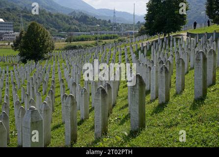 Potocari, Bosnien und Herzegowina - 2. Oktober 2023: Srebrenica - Potocari Memorial Center. Das ist der größte Völkermord in Europa seit dem Zweiten Weltkrieg Stockfoto