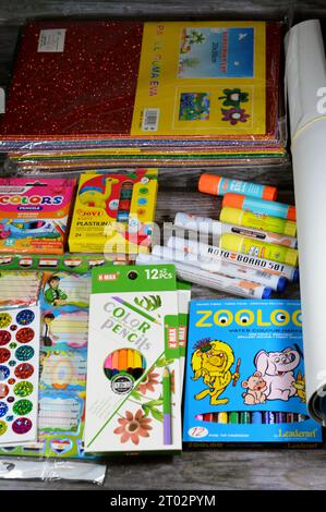 Kairo, Ägypten, 27. September 2023: Back-to-School-Konzept, pädagogische Vorräte von Rollen aus glitzernden bunten Eva-Schaumblättern, Papieren, Wasserfarben, W Stockfoto