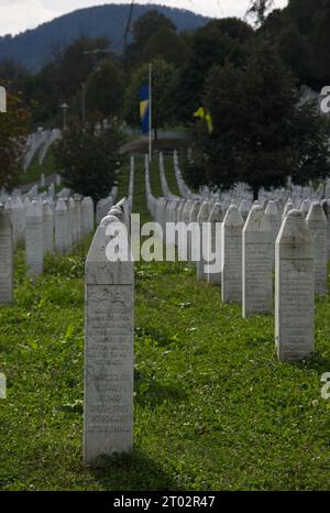 Potocari, Bosnien und Herzegowina - 2. Oktober 2023: Srebrenica - Potocari Memorial Center. Das ist der größte Völkermord in Europa seit dem Zweiten Weltkrieg Stockfoto